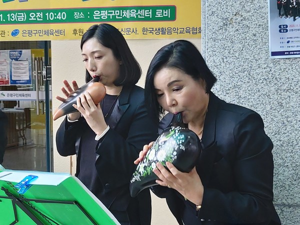 오카리나를 연주하는 허인숙 한국생활음악교육협회 은평지부장과 단원